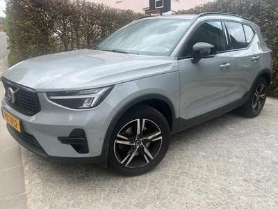 Volvo XC40 B3 MILD HYBRID ESSENCE PLUS DARK (2023) - Foto 1