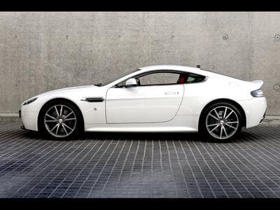 Aston-Martin V8 Vantage S COUPE SPORTSHIFT II - STRATUS WHITE METALLIC (2017) - Photo 2