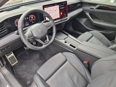 VW Passat 2.0 TSI 195 kW 4Motion R-Line (2025) - Photo 10