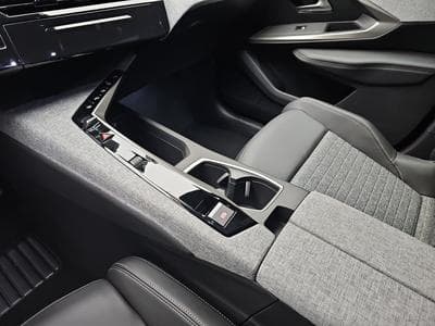 Peugeot 3008 1.2 Hybrid 145 E-DSC6 Allure (2025) - Photo 12