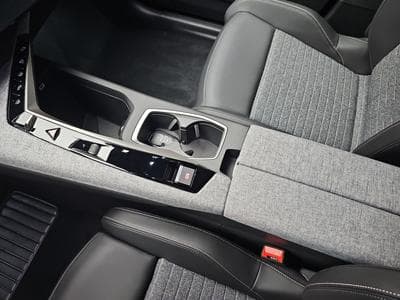 Peugeot 5008 1.2 PureTech 146 e-DSC6 ALLURE (2025) - Photo 12