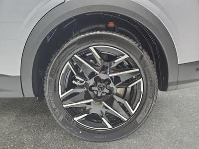 Peugeot 5008 1.2 PureTech 146 e-DSC6 ALLURE (2025) - Photo 6