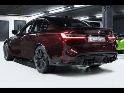 BMW M3 COMPETITION LIMOUSINE (G80) - MADEIRA RED METALLIC – BMW IND (2025) - Foto 3