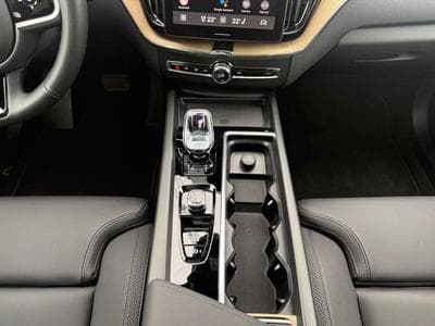 Volvo XC60 Facelift T6 Plus Dark / Hybride (2025) - Photo 11