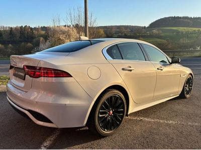 Jaguar XE D200 AWD Aut R-Dynamic SE-JUSQU'A 48 MOIS GARANTIE (2021) - Photo 4