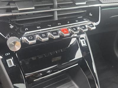 PEUGEOT 208 e-208 136ch GT (2021) - Photo 11