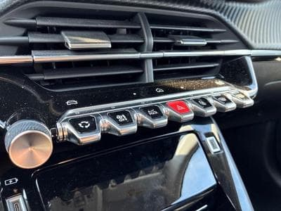 PEUGEOT 208 1.2 Hybrid 100ch Allure e-DCS6 (2024) - Photo 8