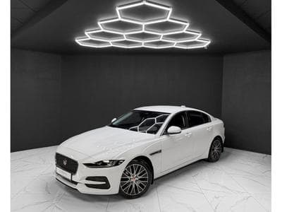 Jaguar XE P300 AWD HSE (2022) - Foto 1