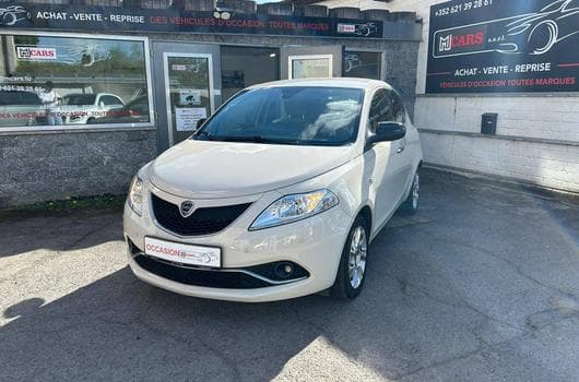 Lancia Ypsilon 1.2 Essence 5 Portes (2015) - Photo 3