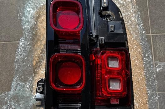 Land-Rover Defender 110 D250 X-Dynamic SE (2024) - Photo 4