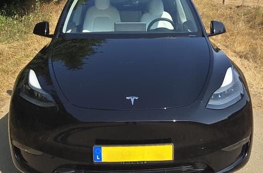 Tesla Model Y (2023) - Photo 3