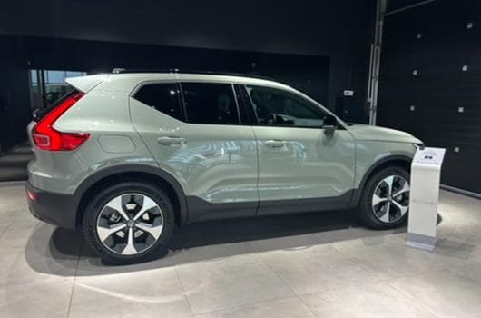 Volvo XC40 XC40 Plus, B3, Mild Hybride Essence Dark (2025) - Photo 1