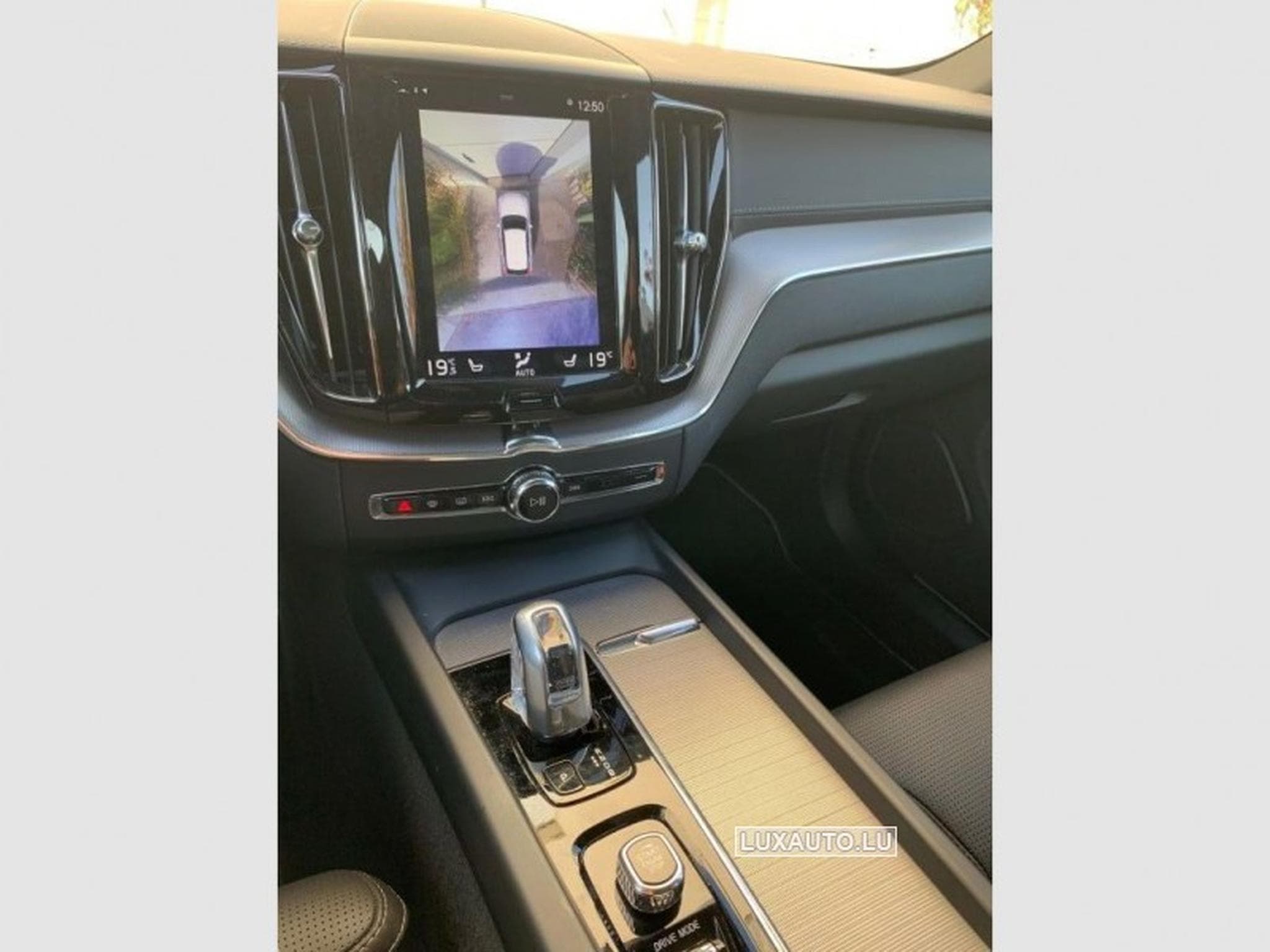 Volvo XC60 2.0 T8 Twin Engine R-Design eAWD Geartronic (2018) - Foto 10