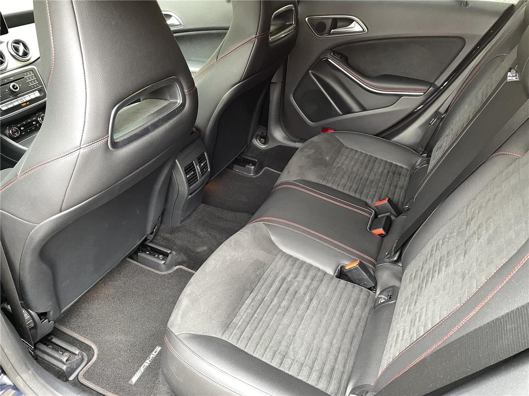 Mercedes CLA 180 180i 122 CV SHOOTING BRAKE AMG GPS CLA (2016) - Photo 12