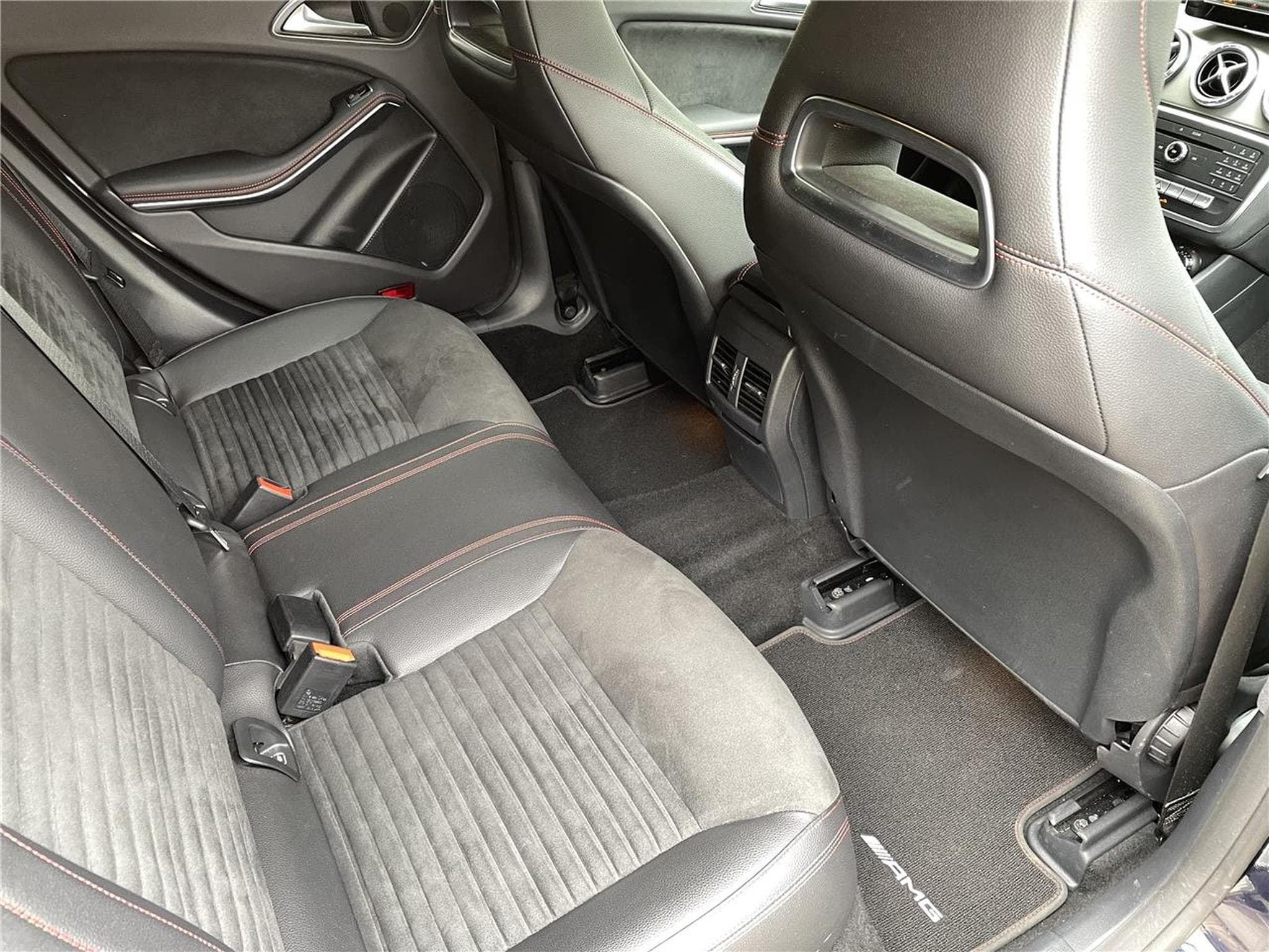 Mercedes CLA 180 180i 122 CV SHOOTING BRAKE AMG GPS CLA (2016) - Photo 13