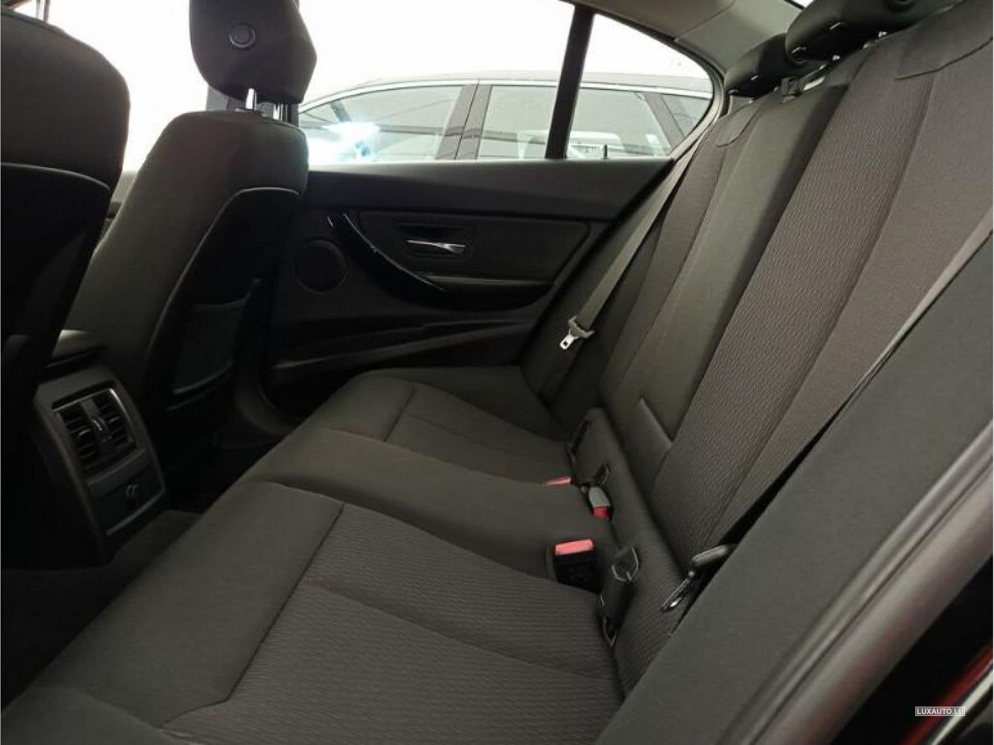 BMW 318 dA 150 Business Design (2018) - Foto 5