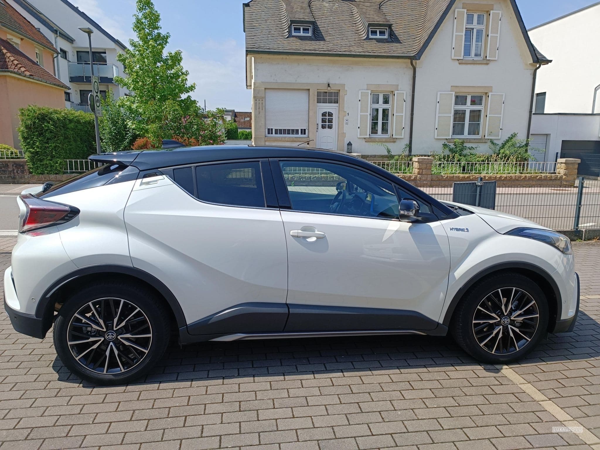 Toyota C-HR 122H CULT 2WD E-CVT (2019) - Photo 1