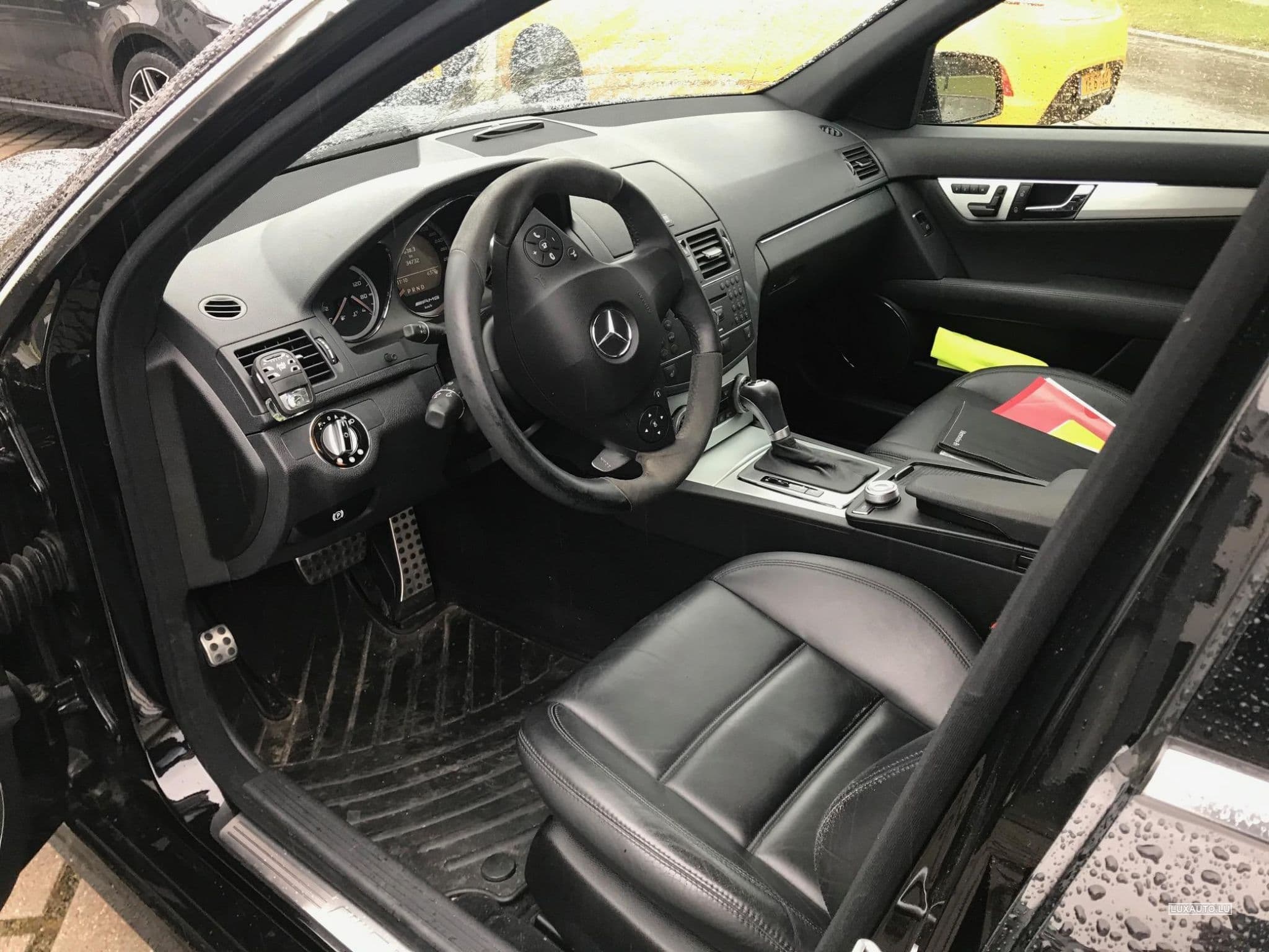 Mercedes C 63 AMG (2009) - Photo 6