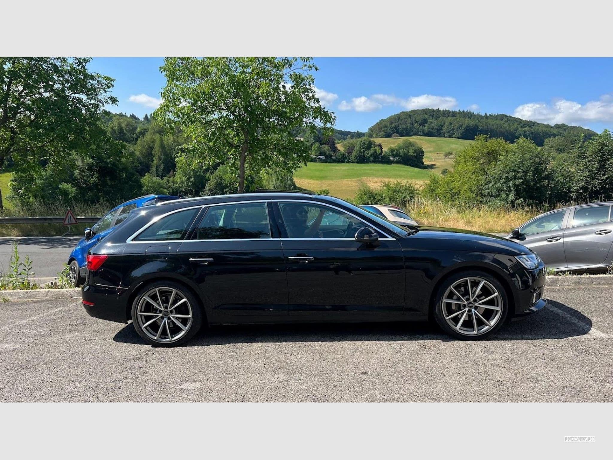 Audi A4 Avant showroom model with all features (2018) - Photo 1