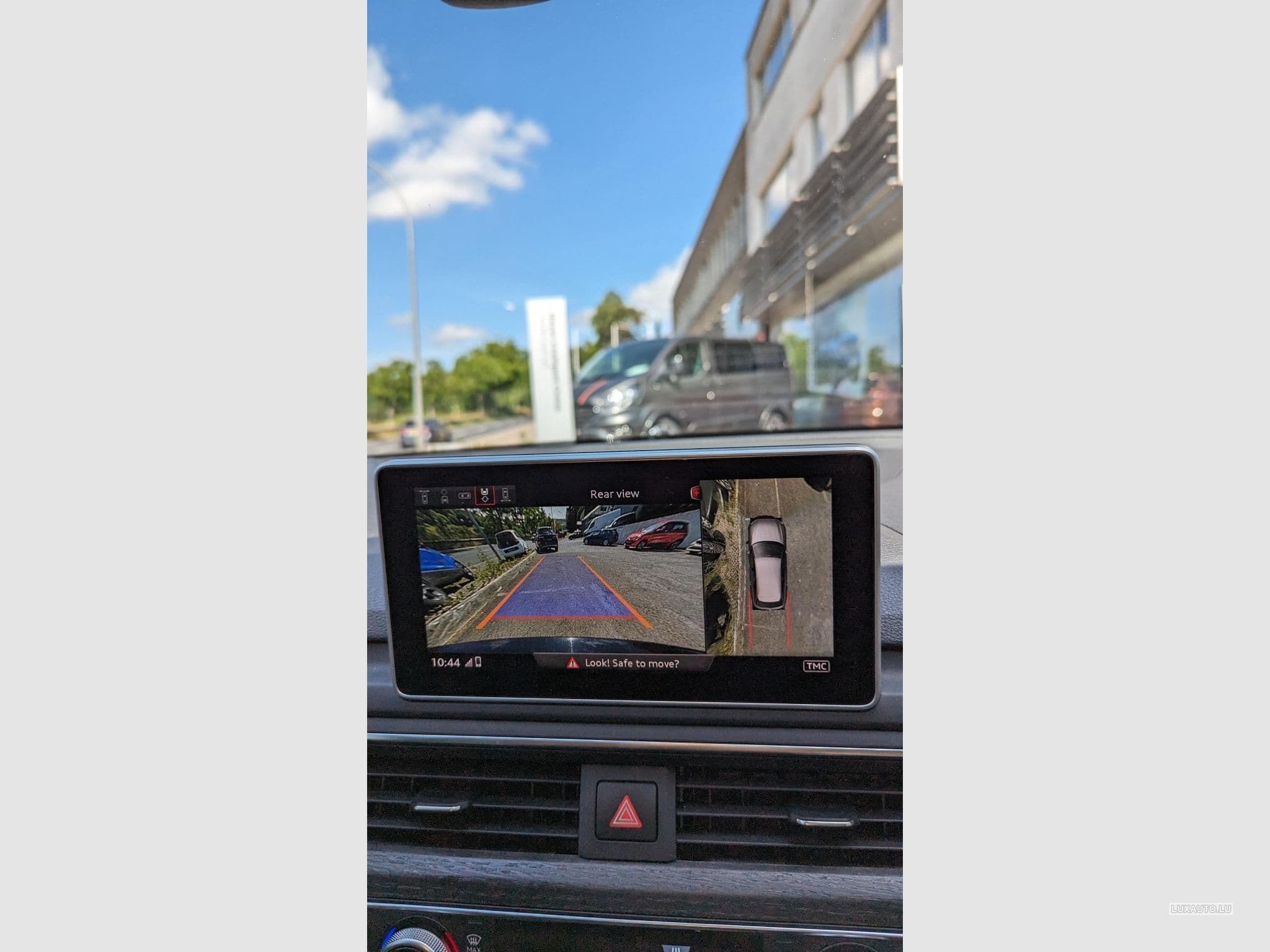 Audi A4 Avant showroom model with all features (2018) - Photo 4