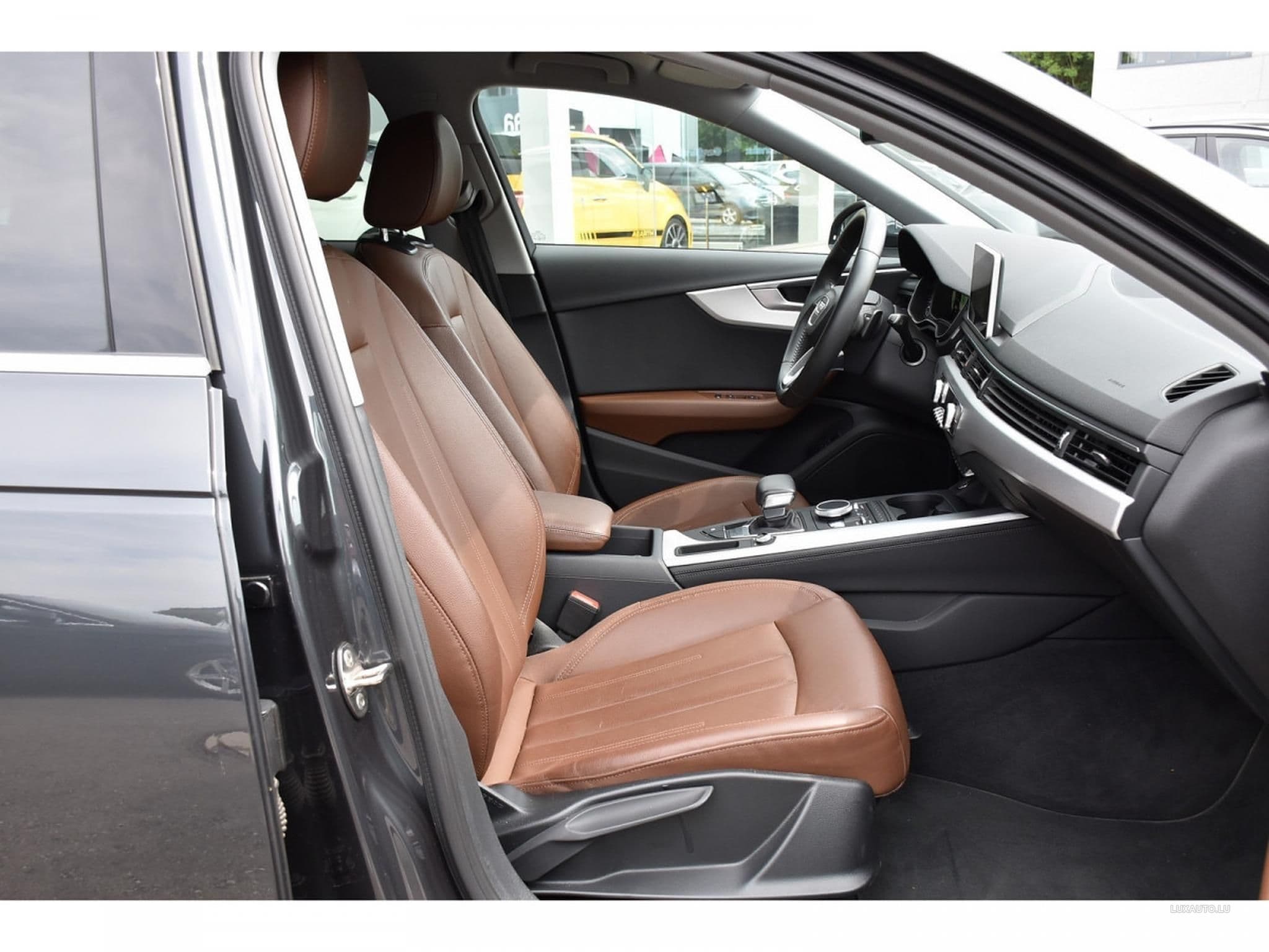 Audi A4 Avant showroom model with all features (2018) - Photo 5