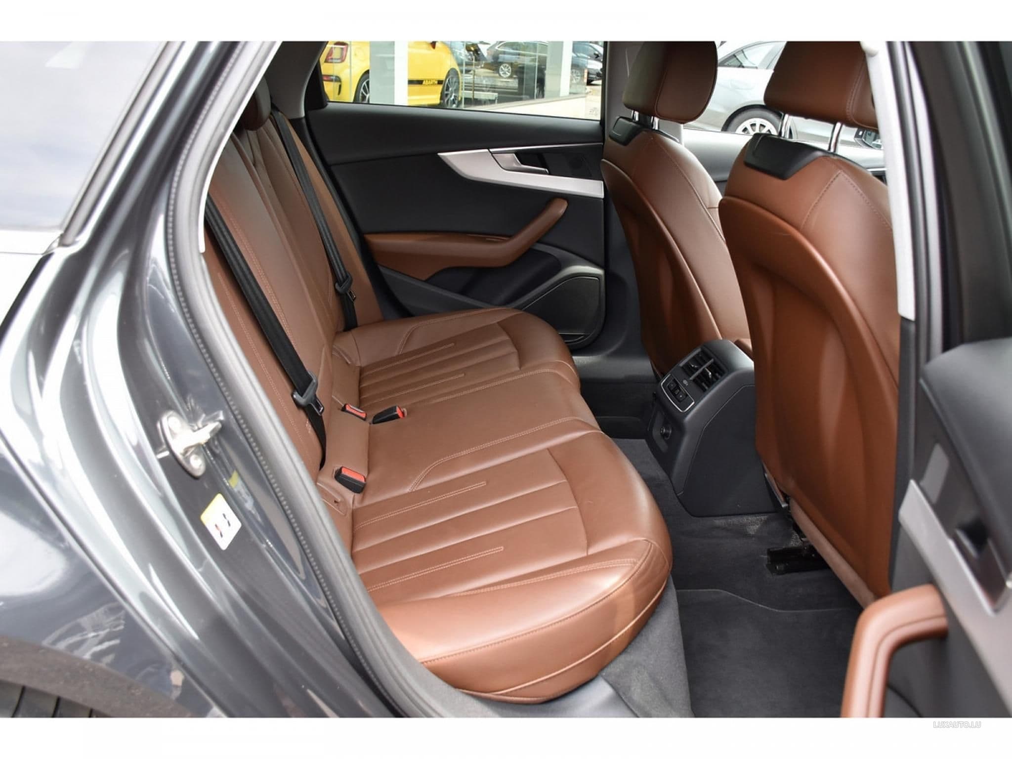 Audi A4 Avant showroom model with all features (2018) - Photo 6