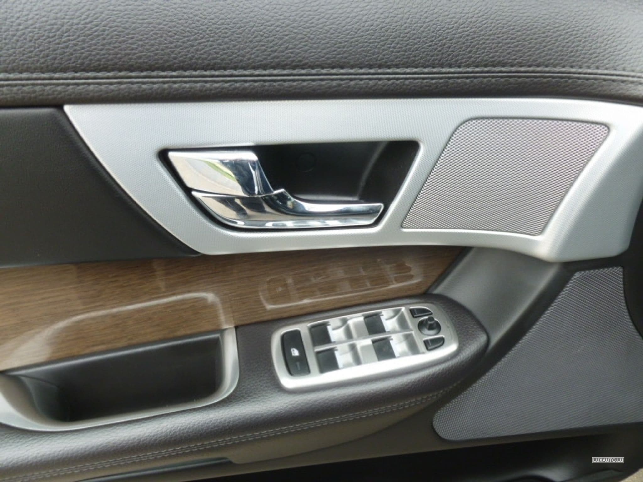 Jaguar XF 2.2 D (2012) - Photo 10