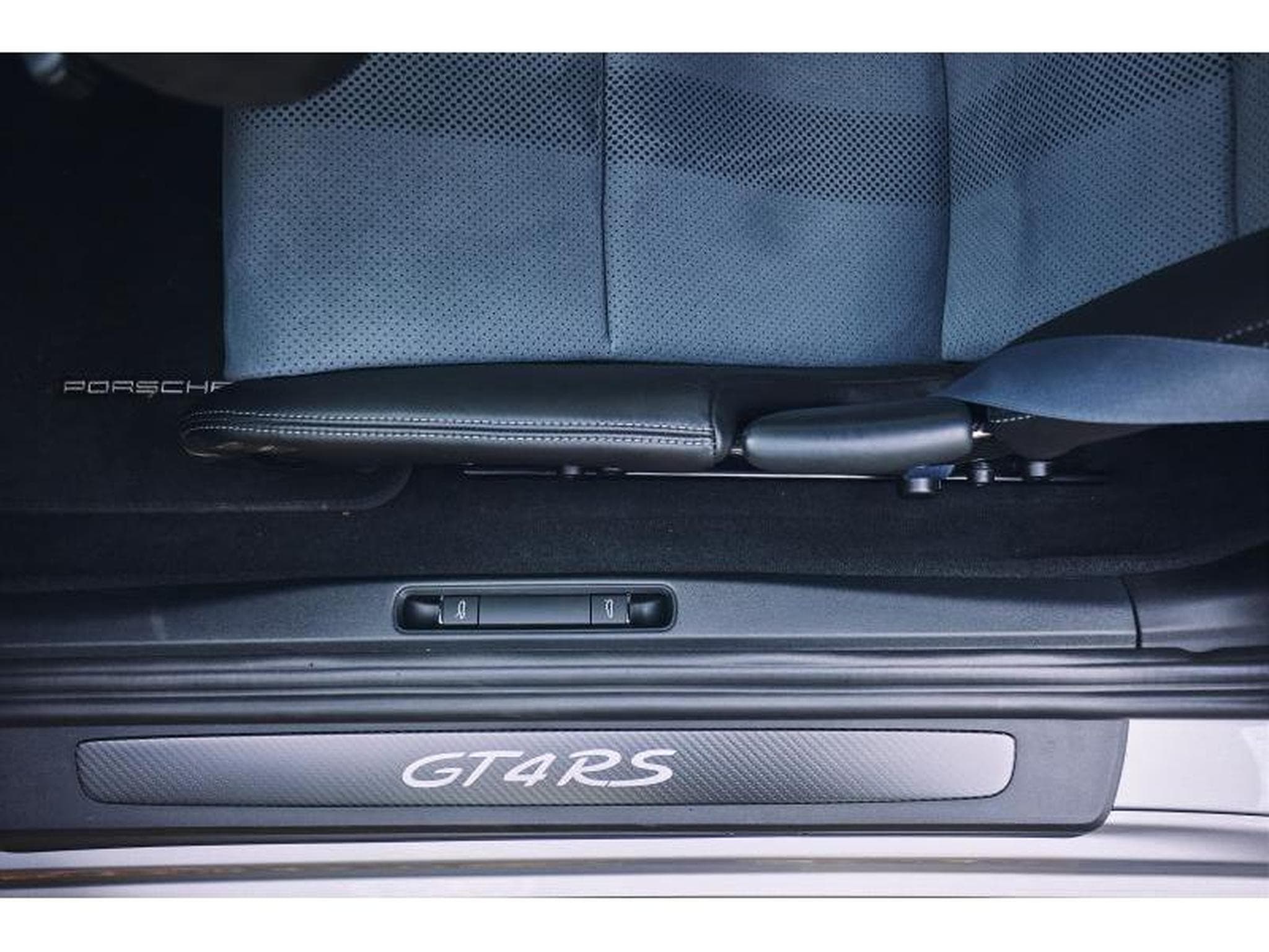 Porsche Cayman GT4 RS Weissach (2023) - Photo 23