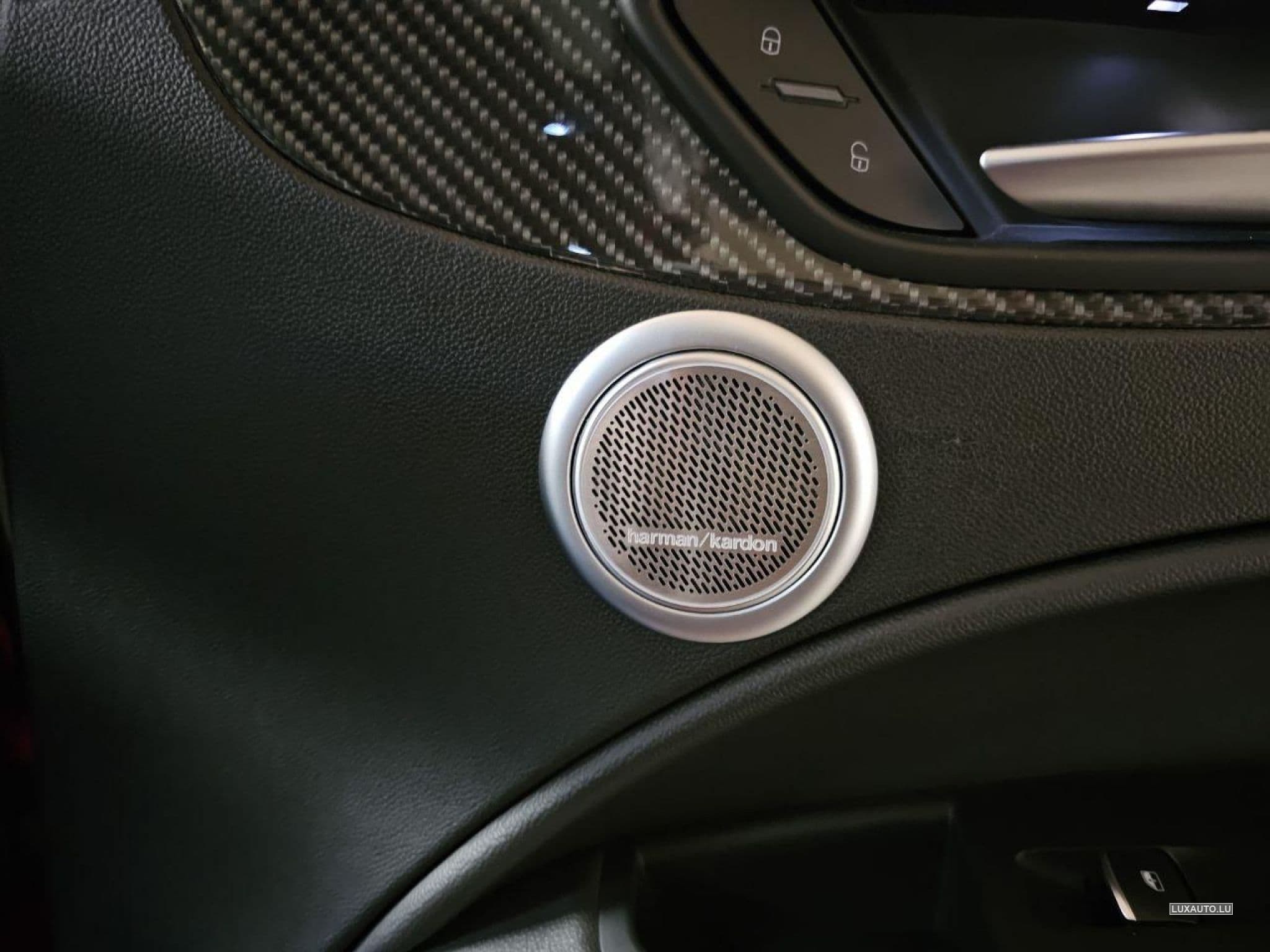 Alfa-Romeo Stelvio Estrema (2022) - Photo 11