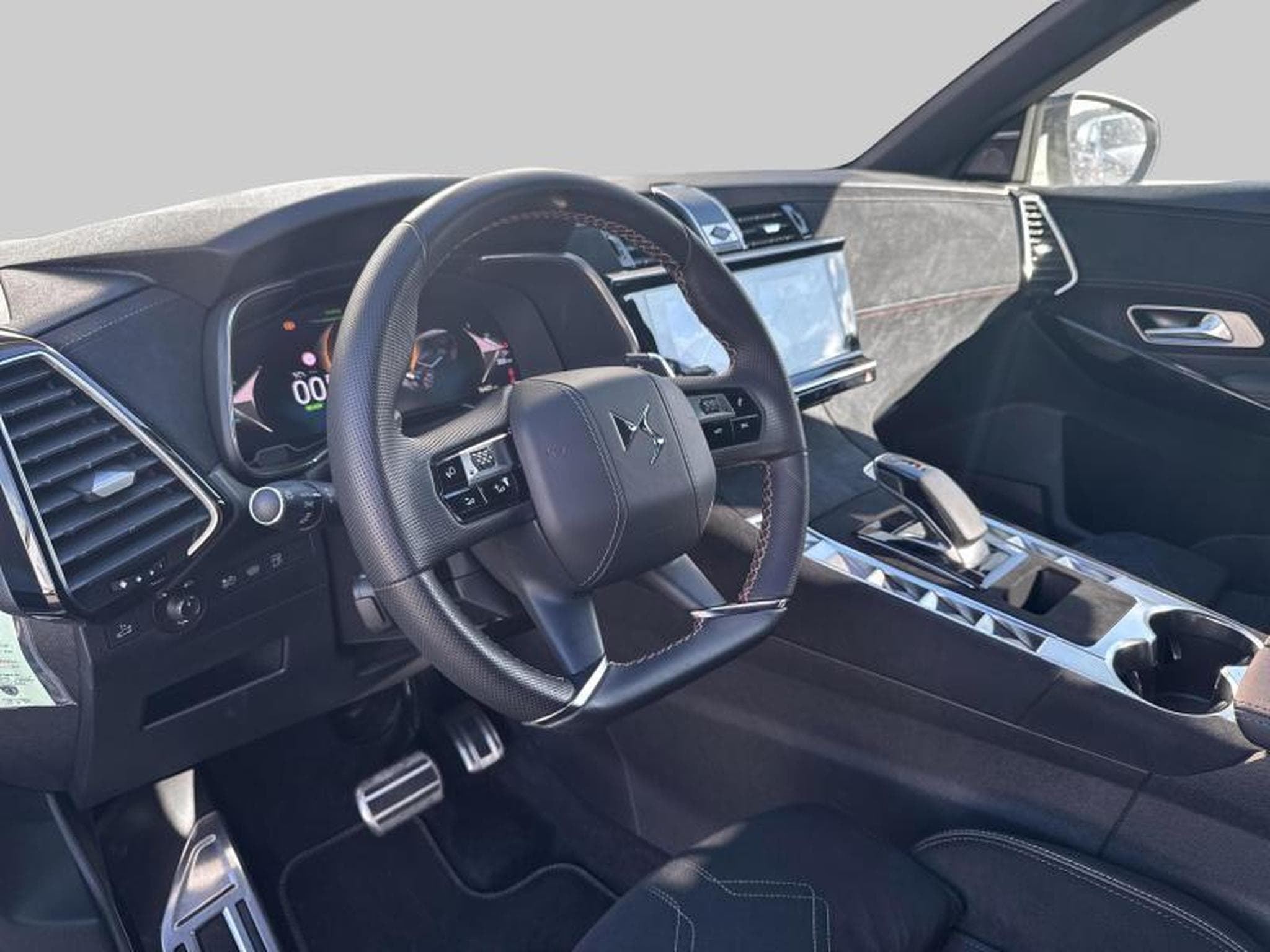 DS Automobiles DS7 E-Tense 300 Performance Line + (2023) - Photo 11