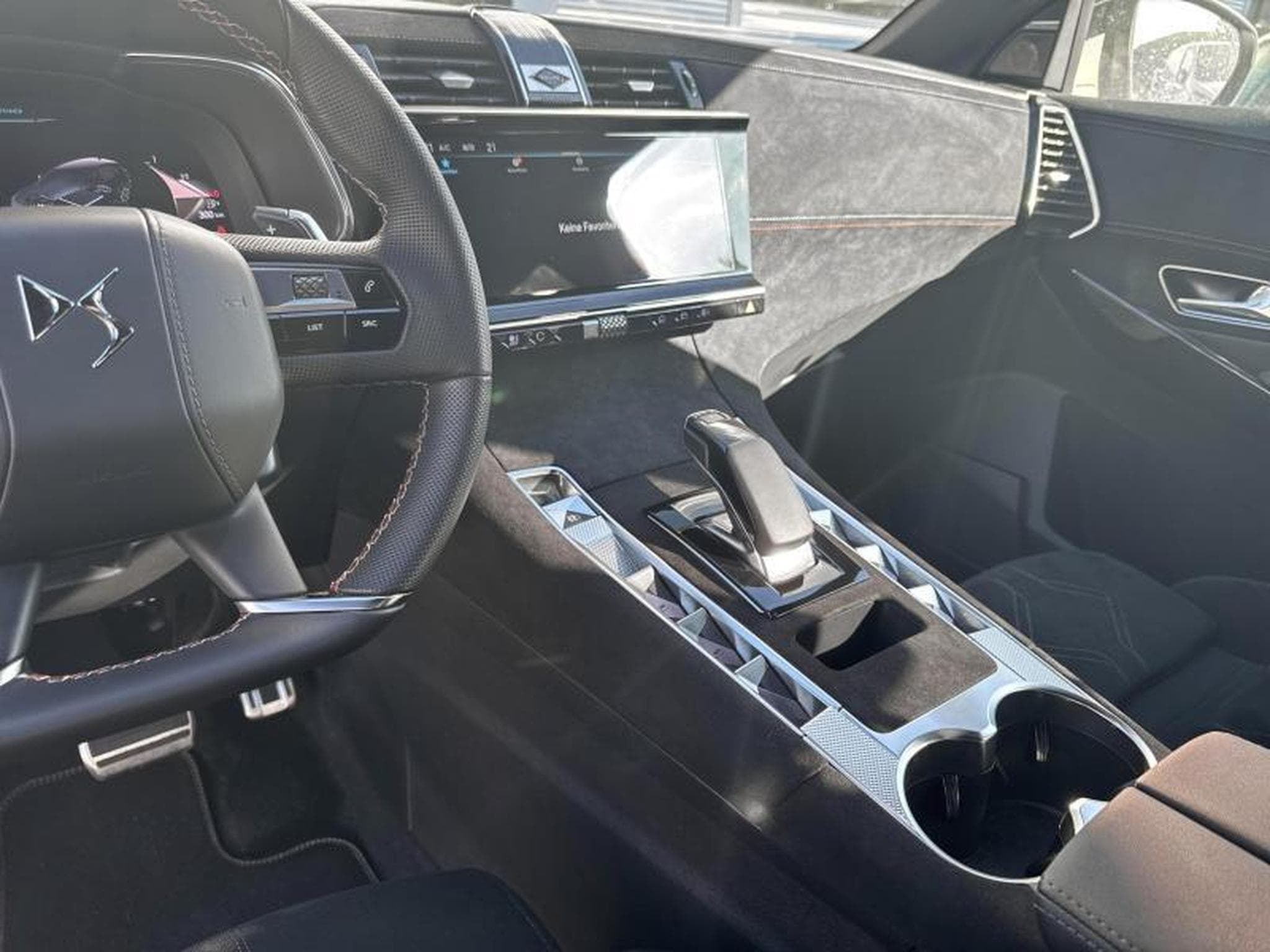DS Automobiles DS7 E-Tense 300 Performance Line + (2023) - Photo 19