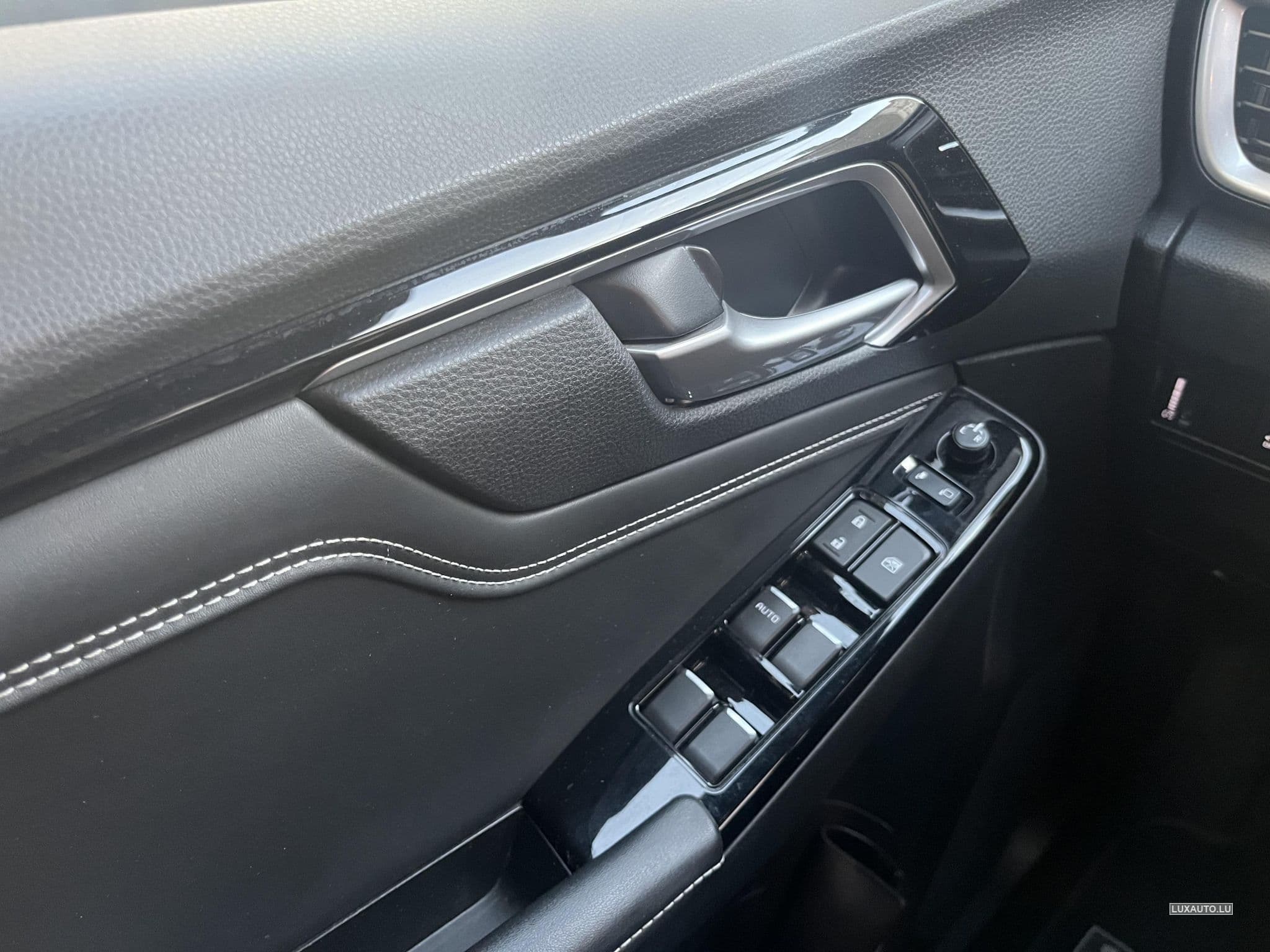 Isuzu D-Max V-CROSS (2021) - Photo 8