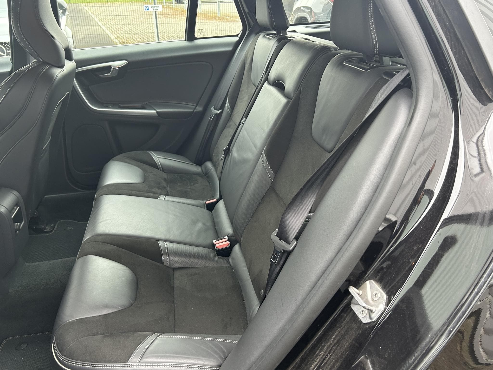 Volvo V60 Kombi Momentum R-Design (2019) - Foto 11