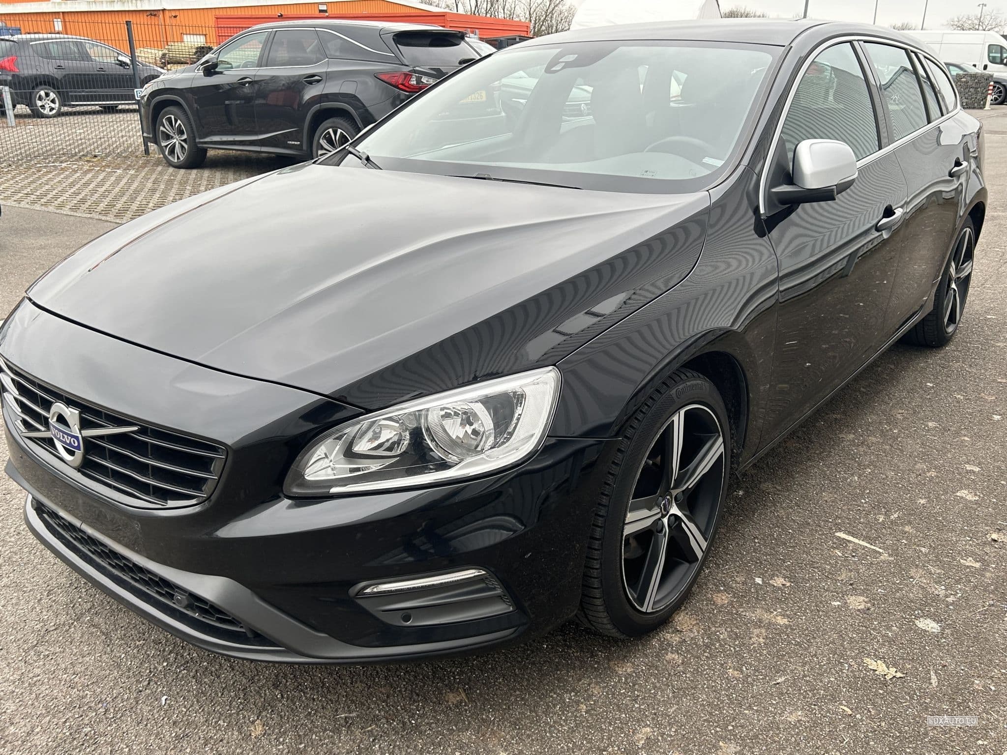 Volvo V60 Kombi Momentum R-Design (2019) - Foto 2