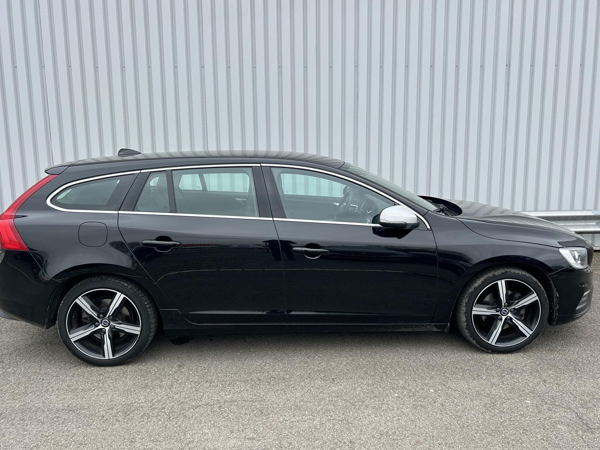 Volvo V60 Kombi Momentum R-Design (2019) - Foto 6