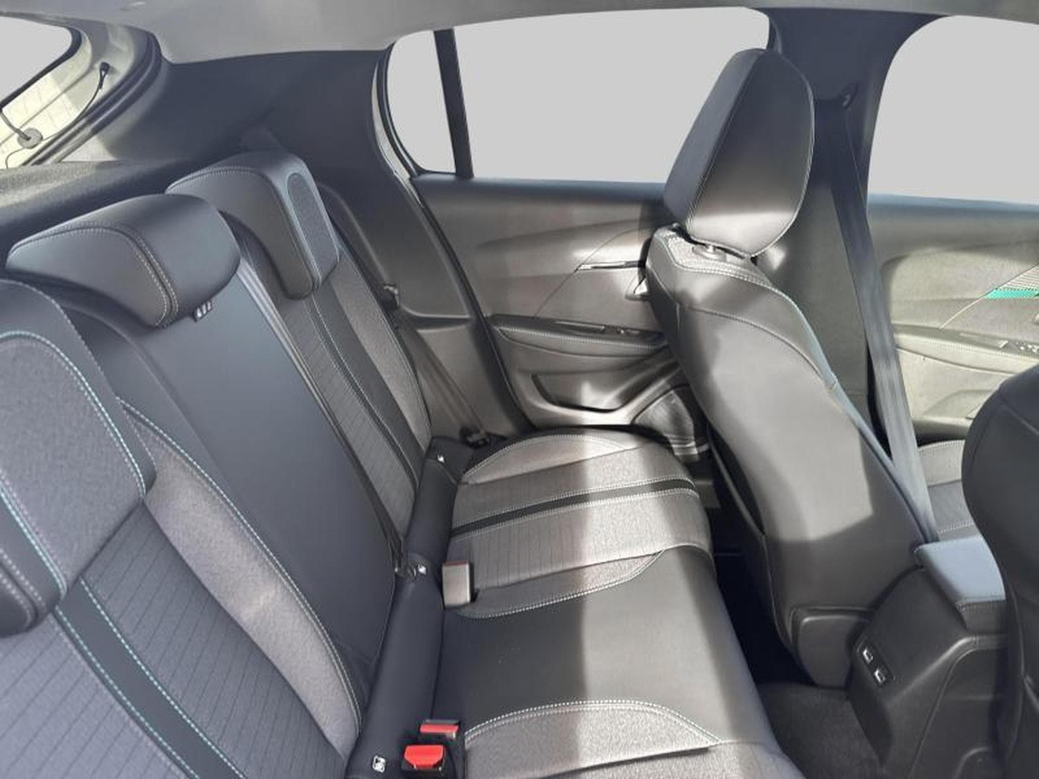 Peugeot 208 II Allure Pack (2021) - Photo 18