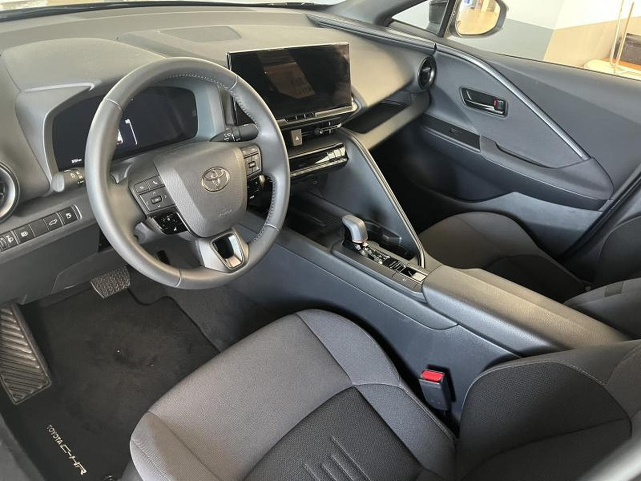 Toyota C-HR Dynamic Plus Mono-Tone (2024) - Photo 9