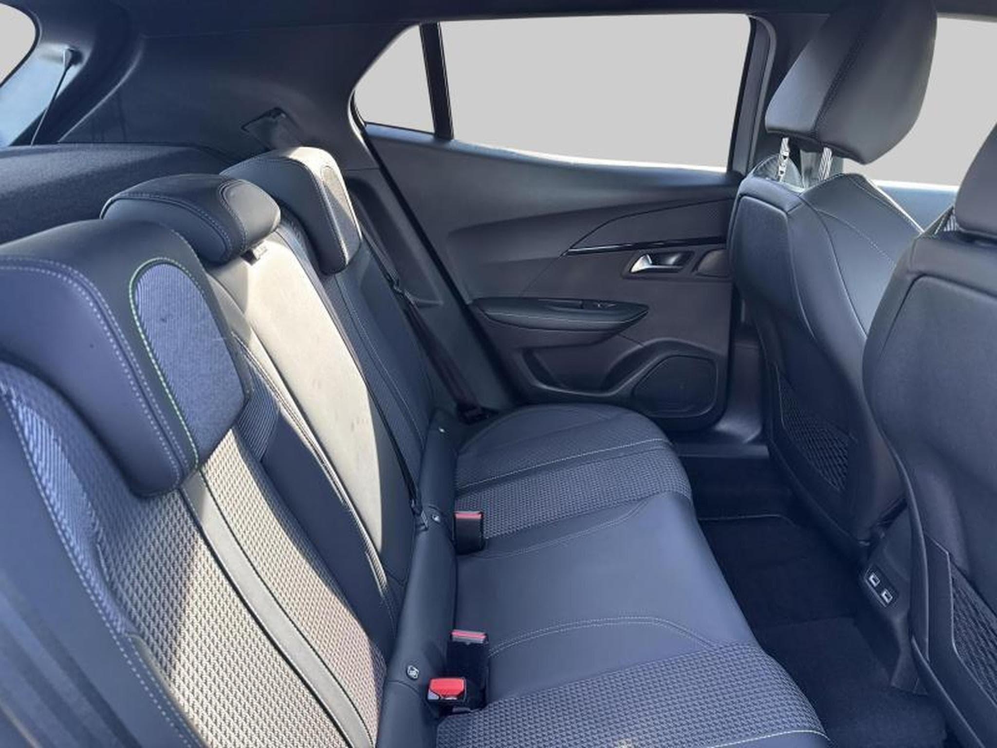 Peugeot 2008 II GT (2022) - Photo 16