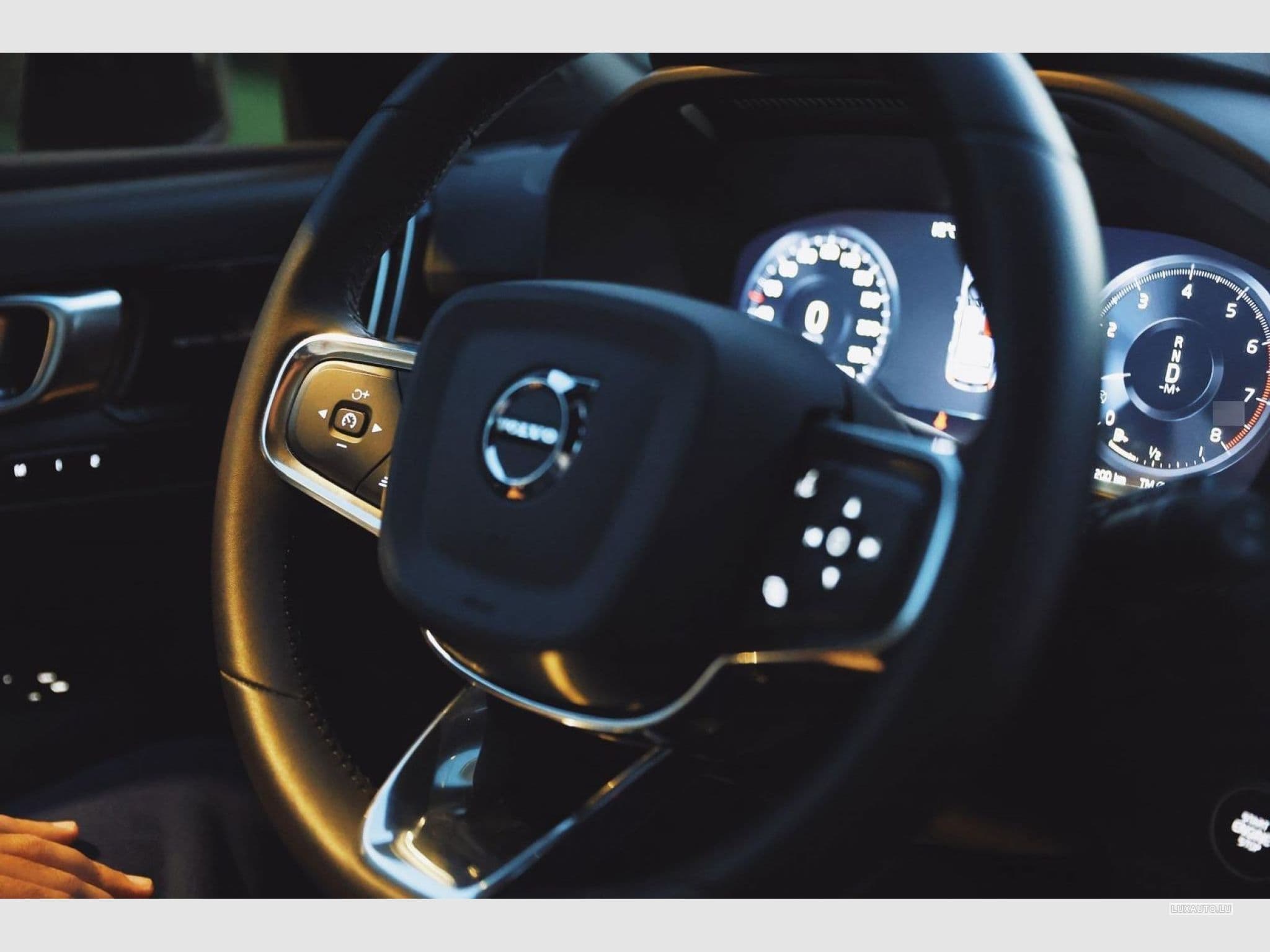 Volvo XC40 T2 Plus Dark (2023) - Photo 6