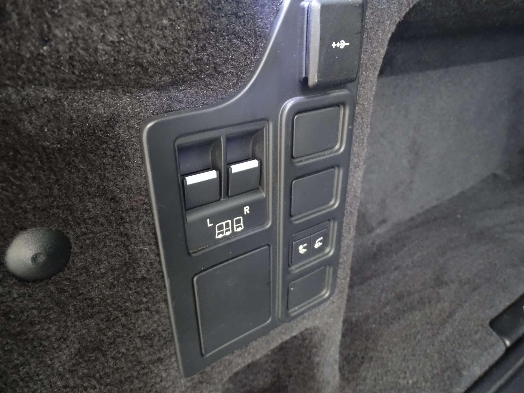 Land-Rover Discovery R-Dynamic P360 AWD auto (2021) - Photo 12
