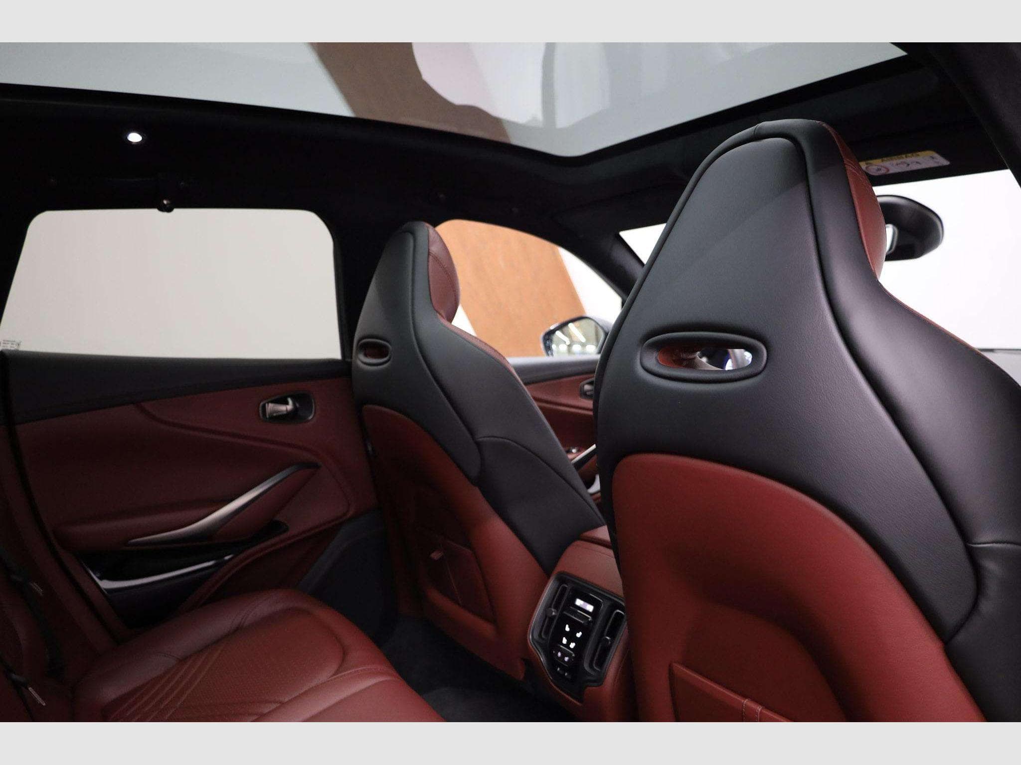 Aston-Martin DBX 4.0 V8 550 (2021) - Photo 20