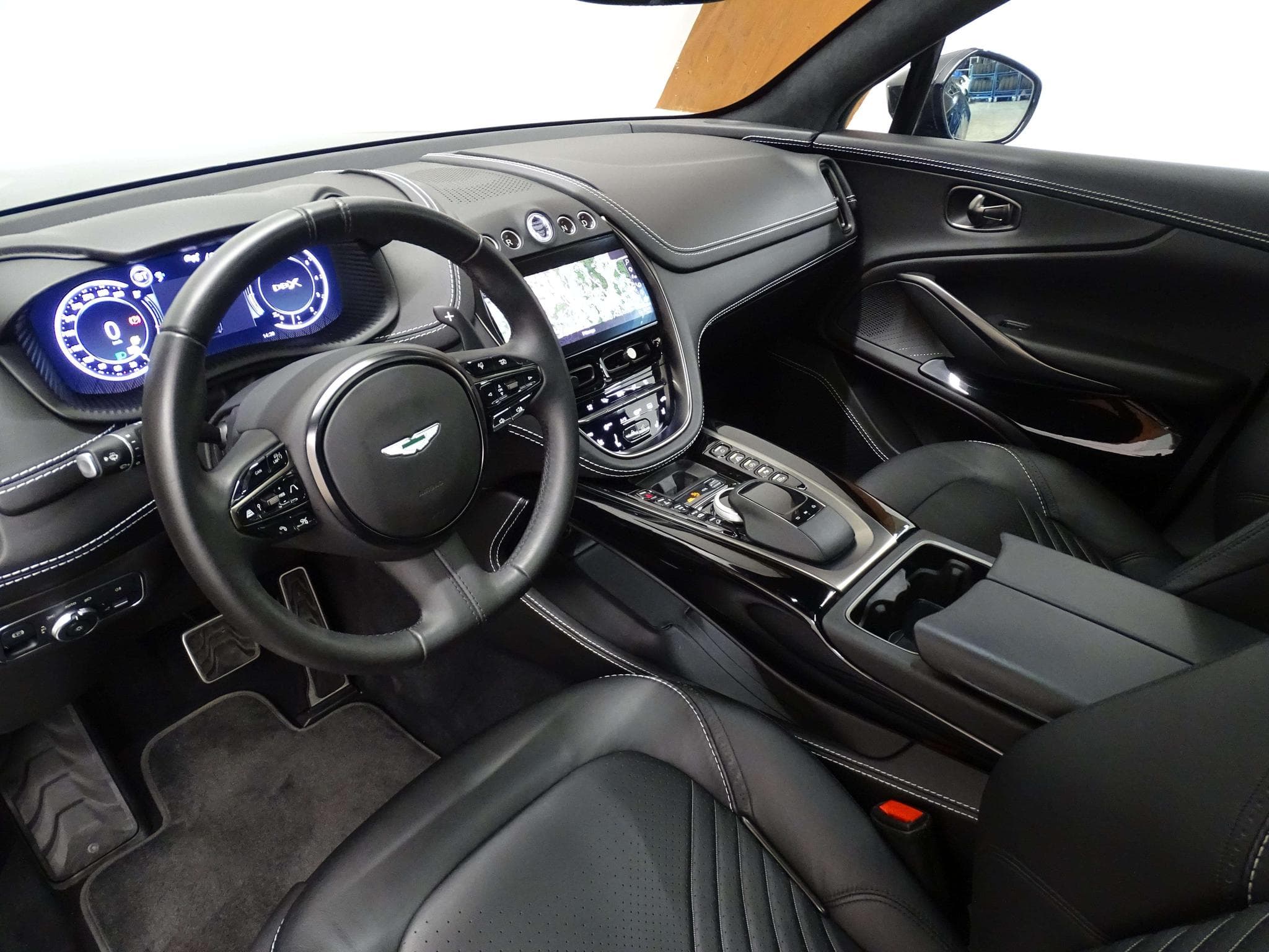 Aston-Martin DBX 4.0 V8 550 (2021) - Photo 10