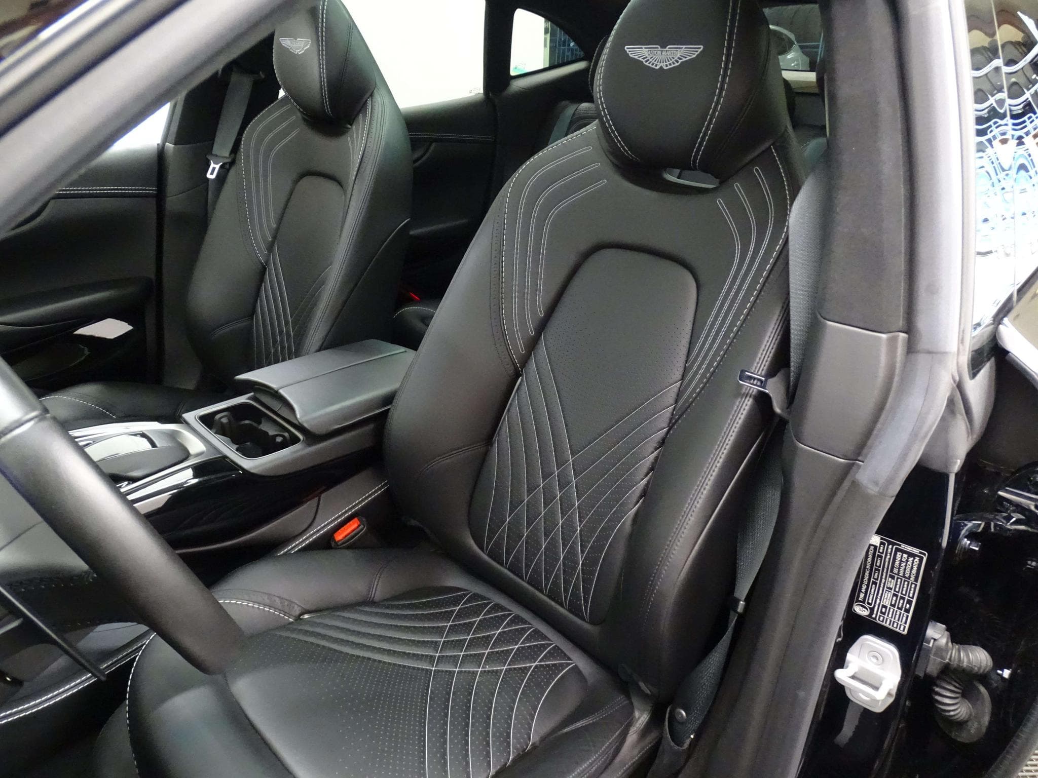 Aston-Martin DBX 4.0 V8 550 (2021) - Photo 11