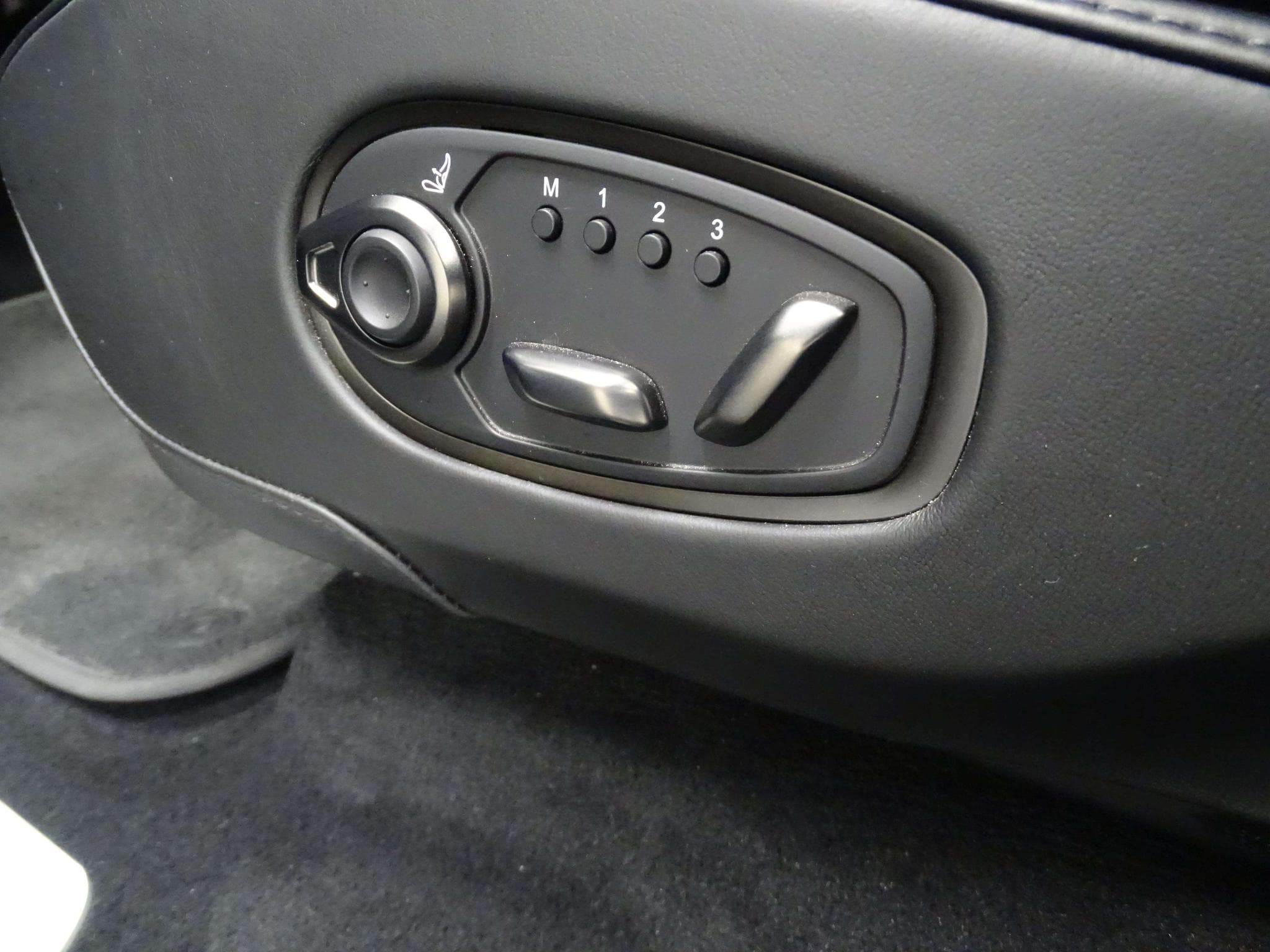 Aston-Martin DBX 4.0 V8 550 (2021) - Photo 12