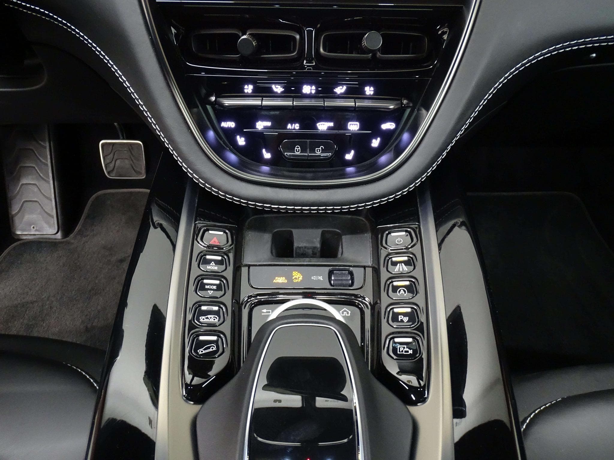 Aston-Martin DBX 4.0 V8 550 (2021) - Photo 13