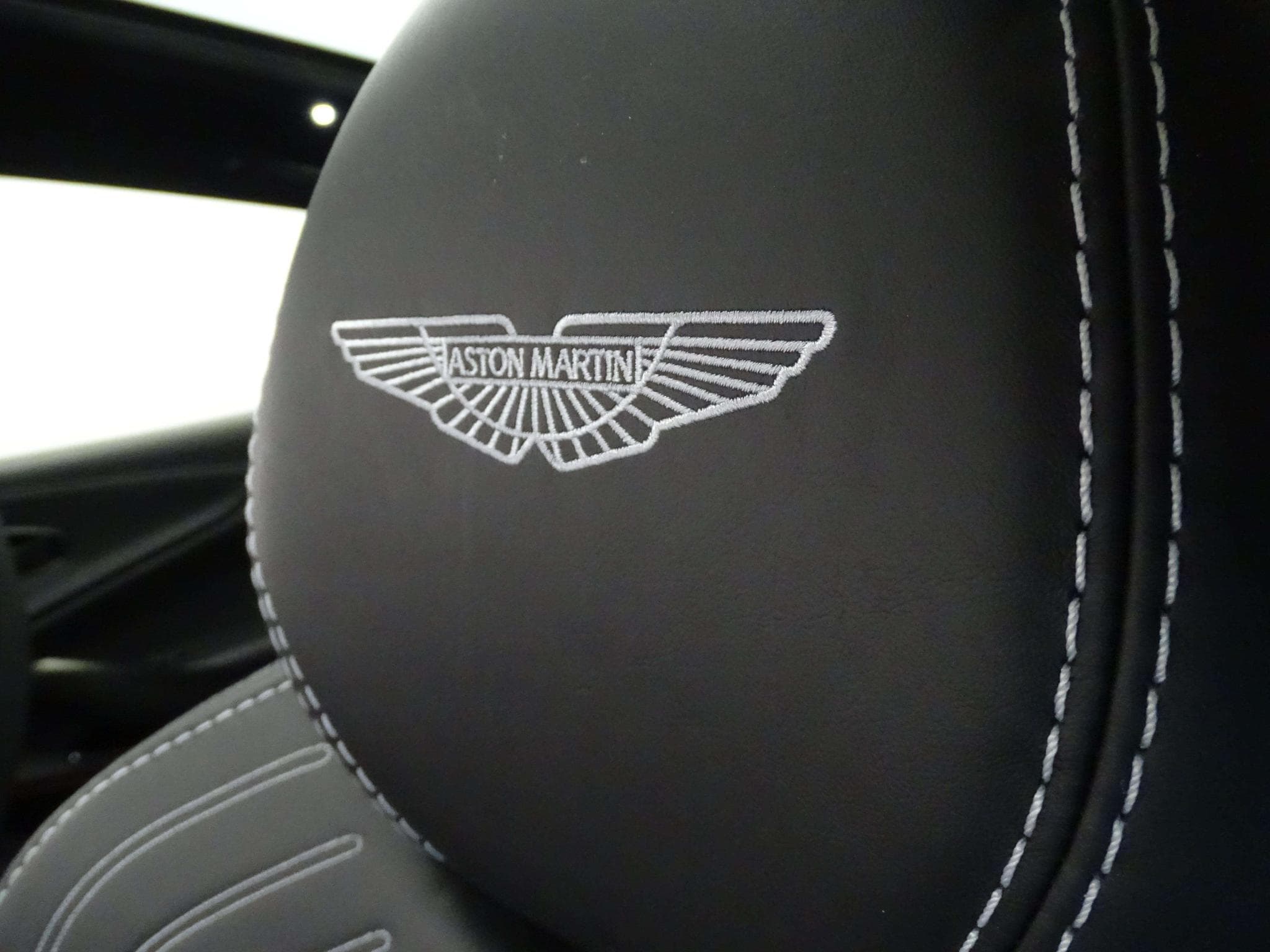 Aston-Martin DBX 4.0 V8 550 (2021) - Photo 14