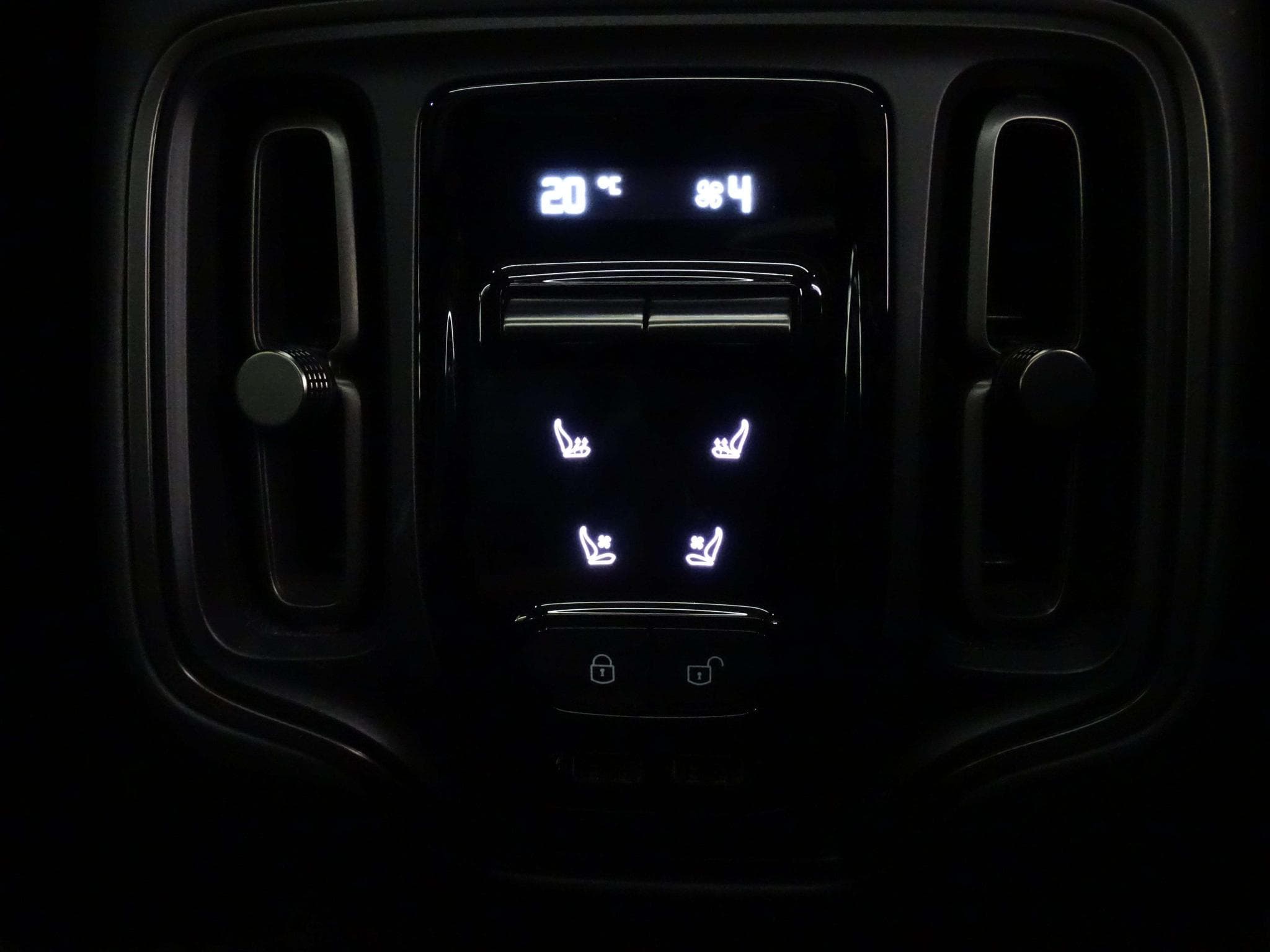 Aston-Martin DBX 4.0 V8 550 (2021) - Photo 15