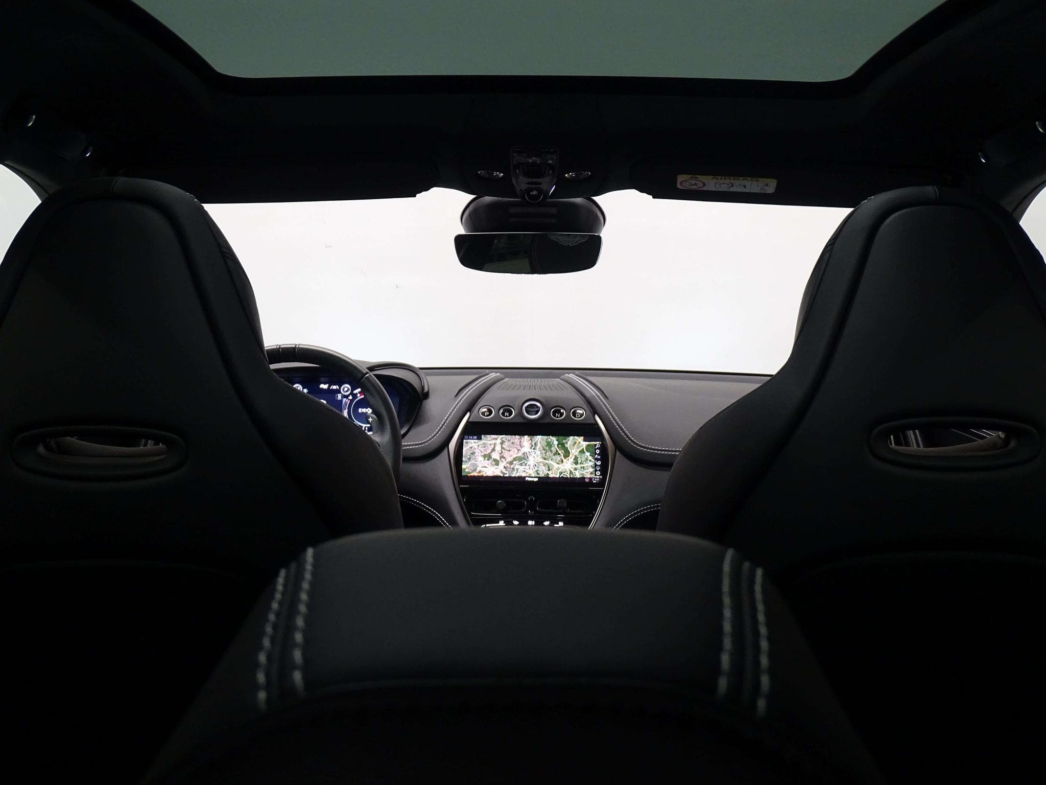 Aston-Martin DBX 4.0 V8 550 (2021) - Photo 16