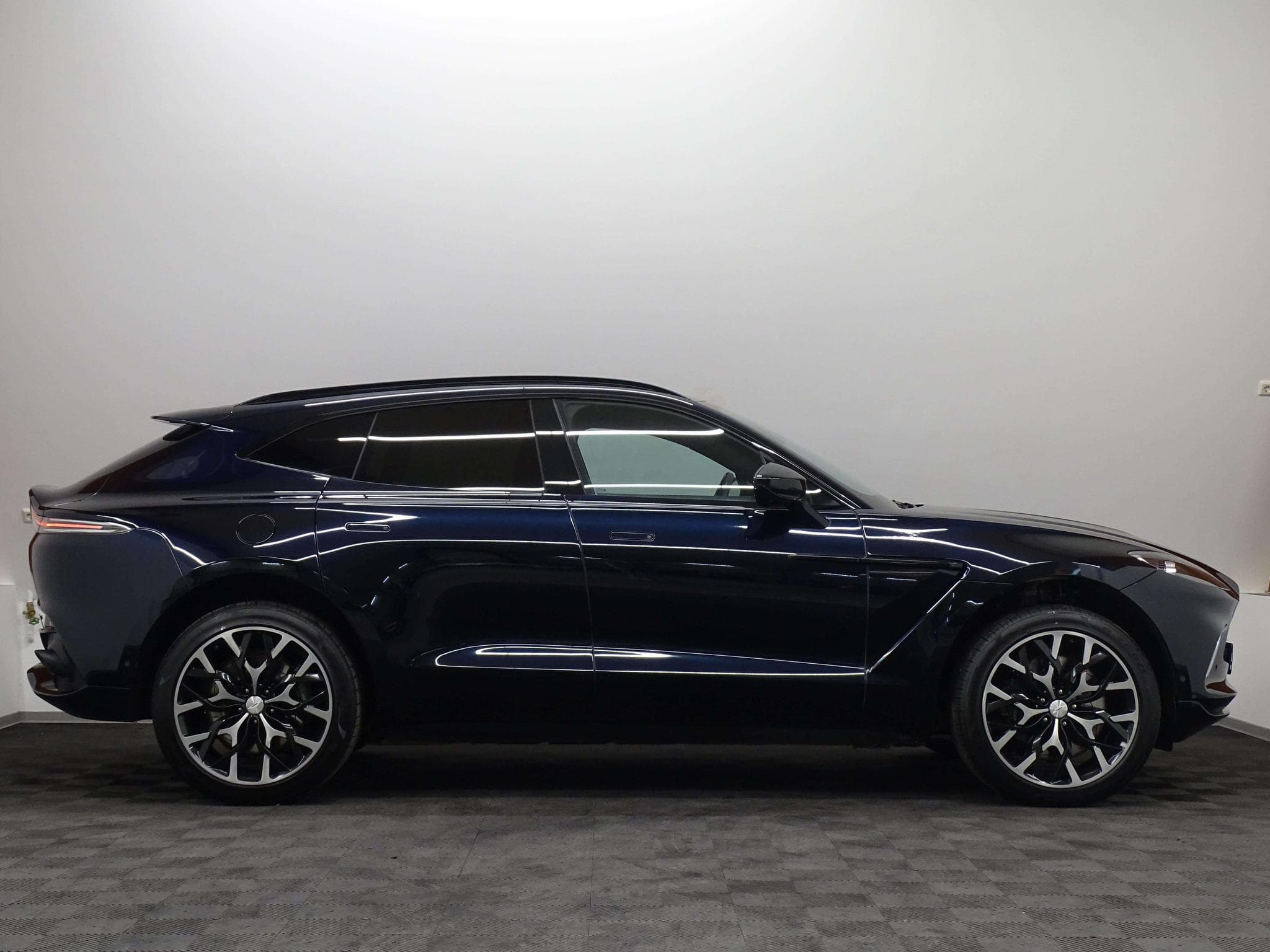 Aston-Martin DBX 4.0 V8 550 (2021) - Photo 3
