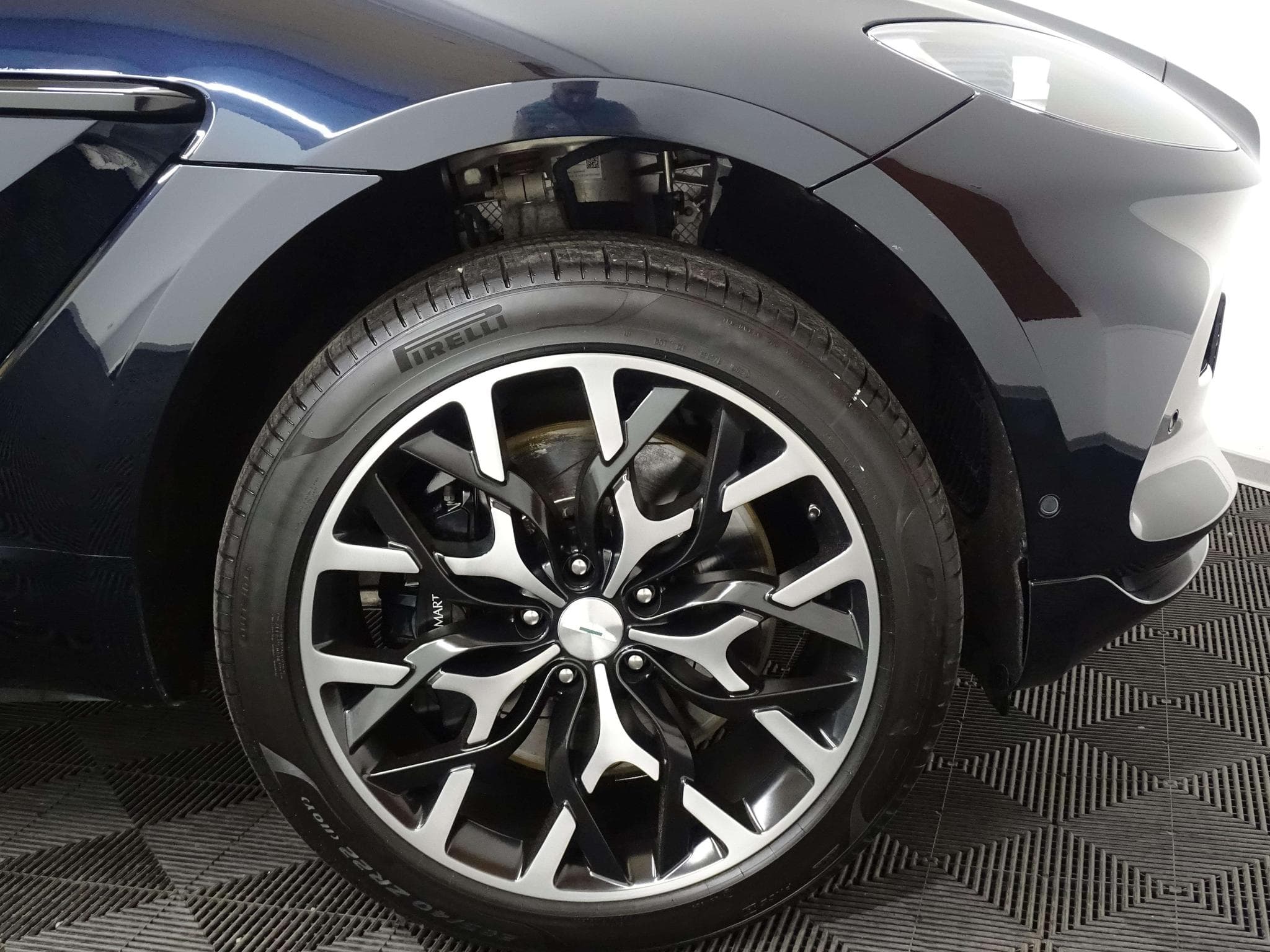Aston-Martin DBX 4.0 V8 550 (2021) - Photo 6